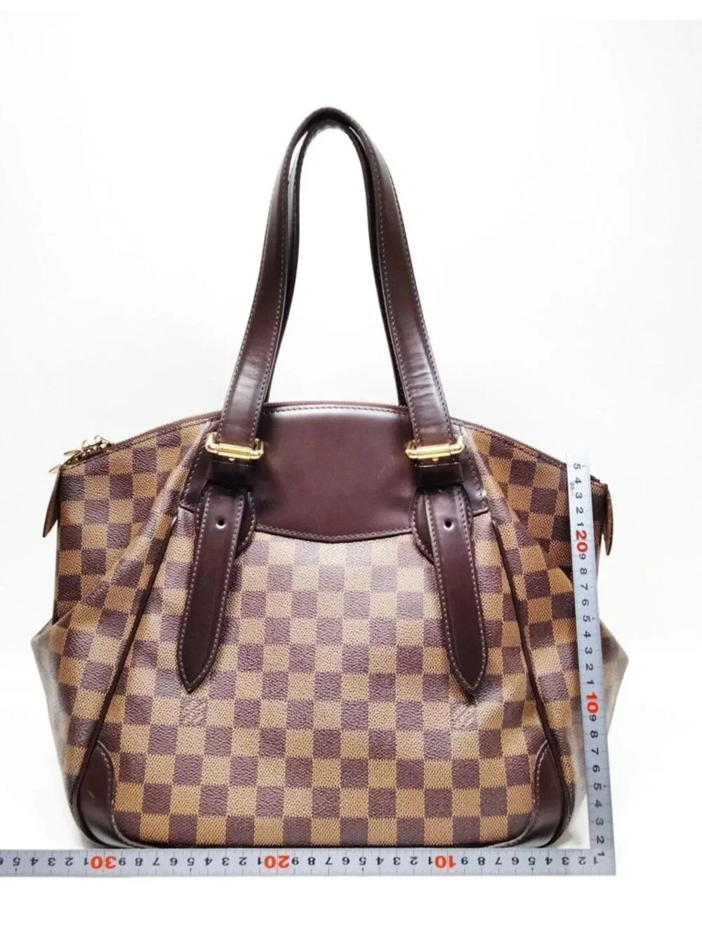 Louis Vuitton elegant louis